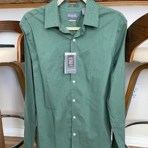 Van Heusen NWT Slim Fit  Medium 15-15 1/2.